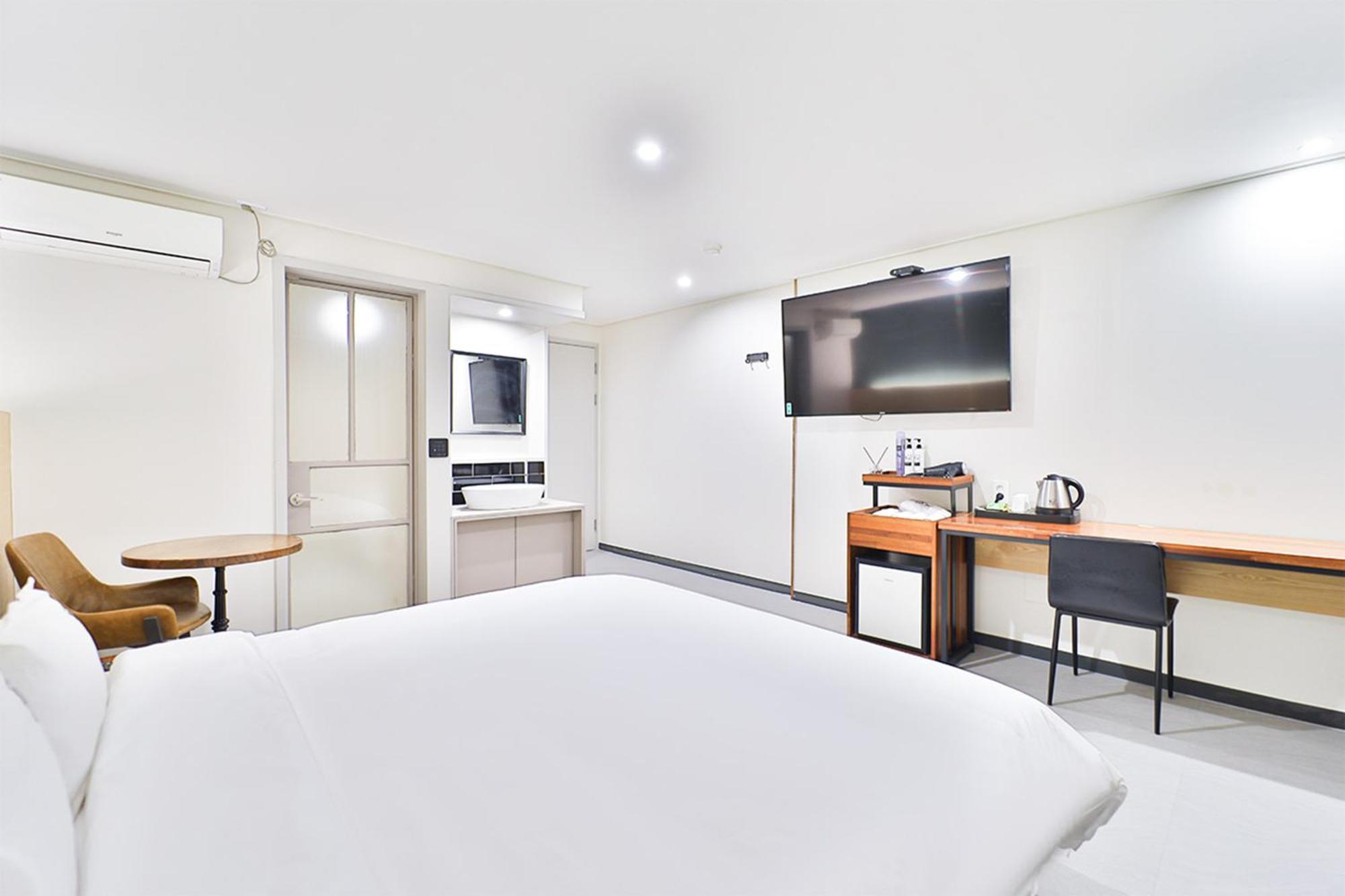 Calm Rest Hotel Busan Sasang Екстериор снимка