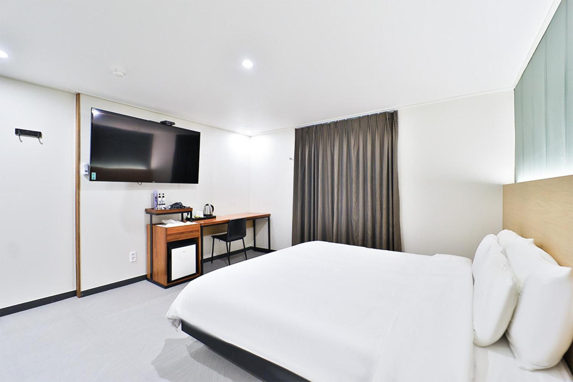Calm Rest Hotel Busan Sasang Екстериор снимка