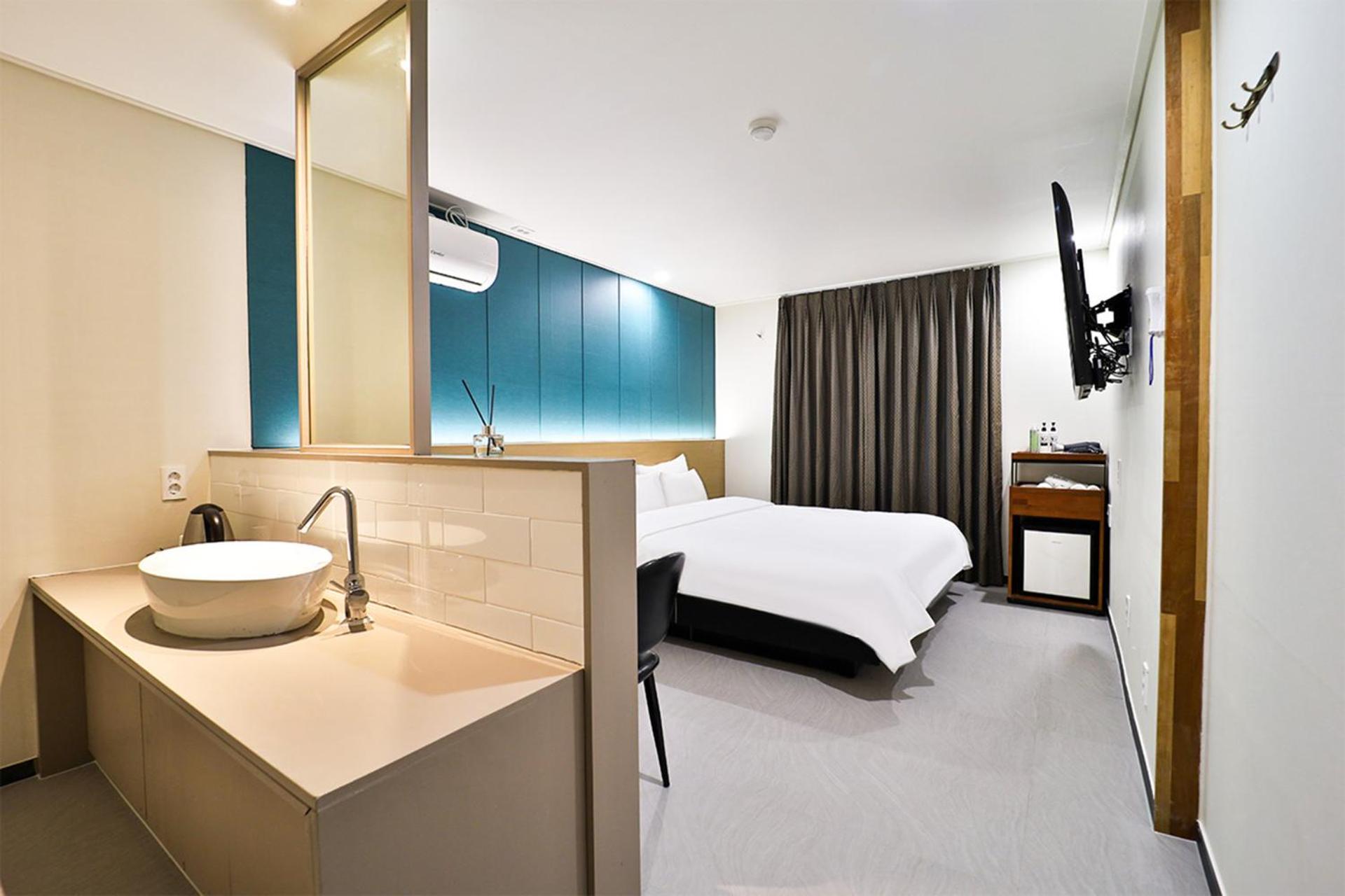 Calm Rest Hotel Busan Sasang Екстериор снимка