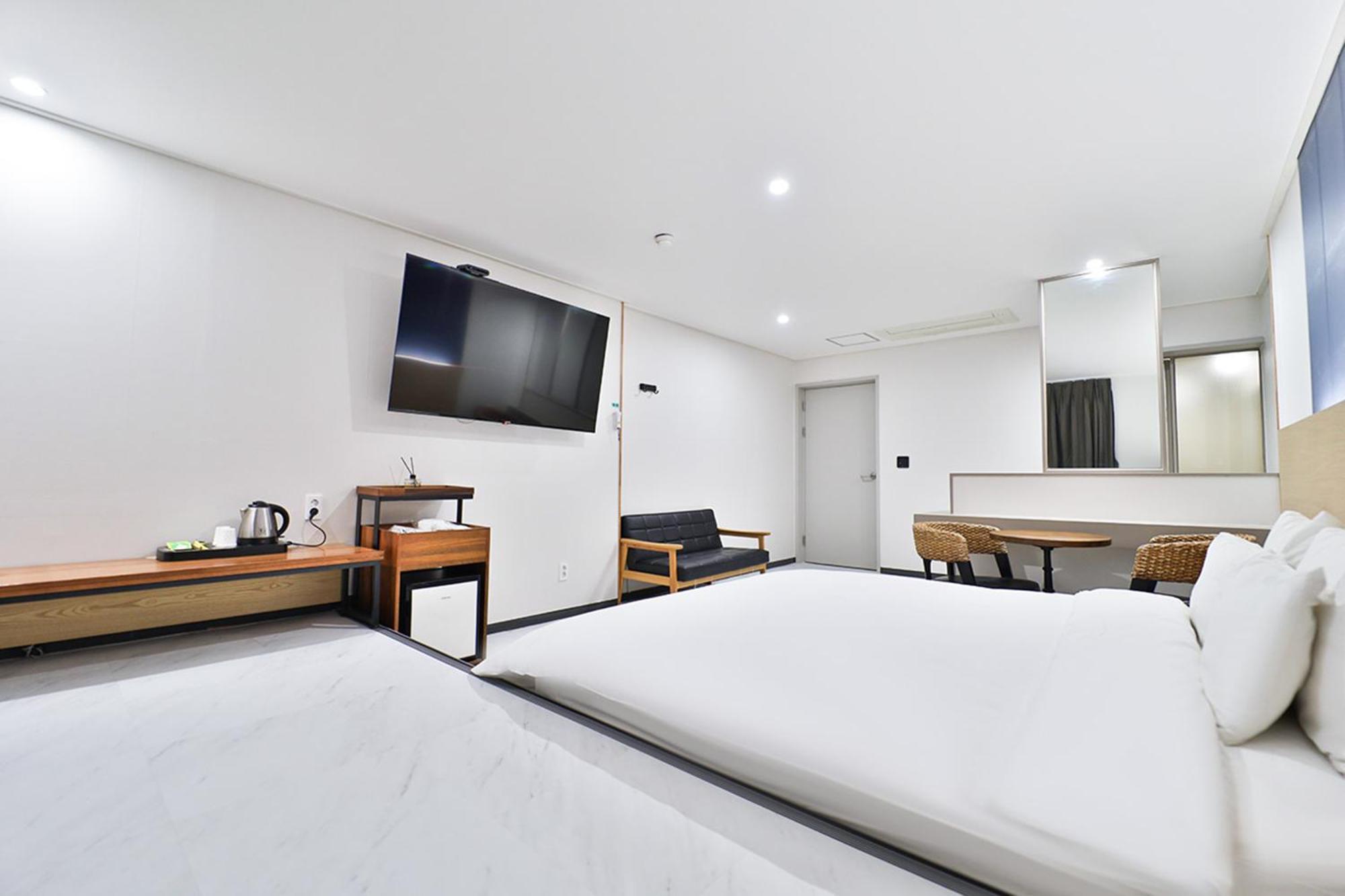 Calm Rest Hotel Busan Sasang Екстериор снимка
